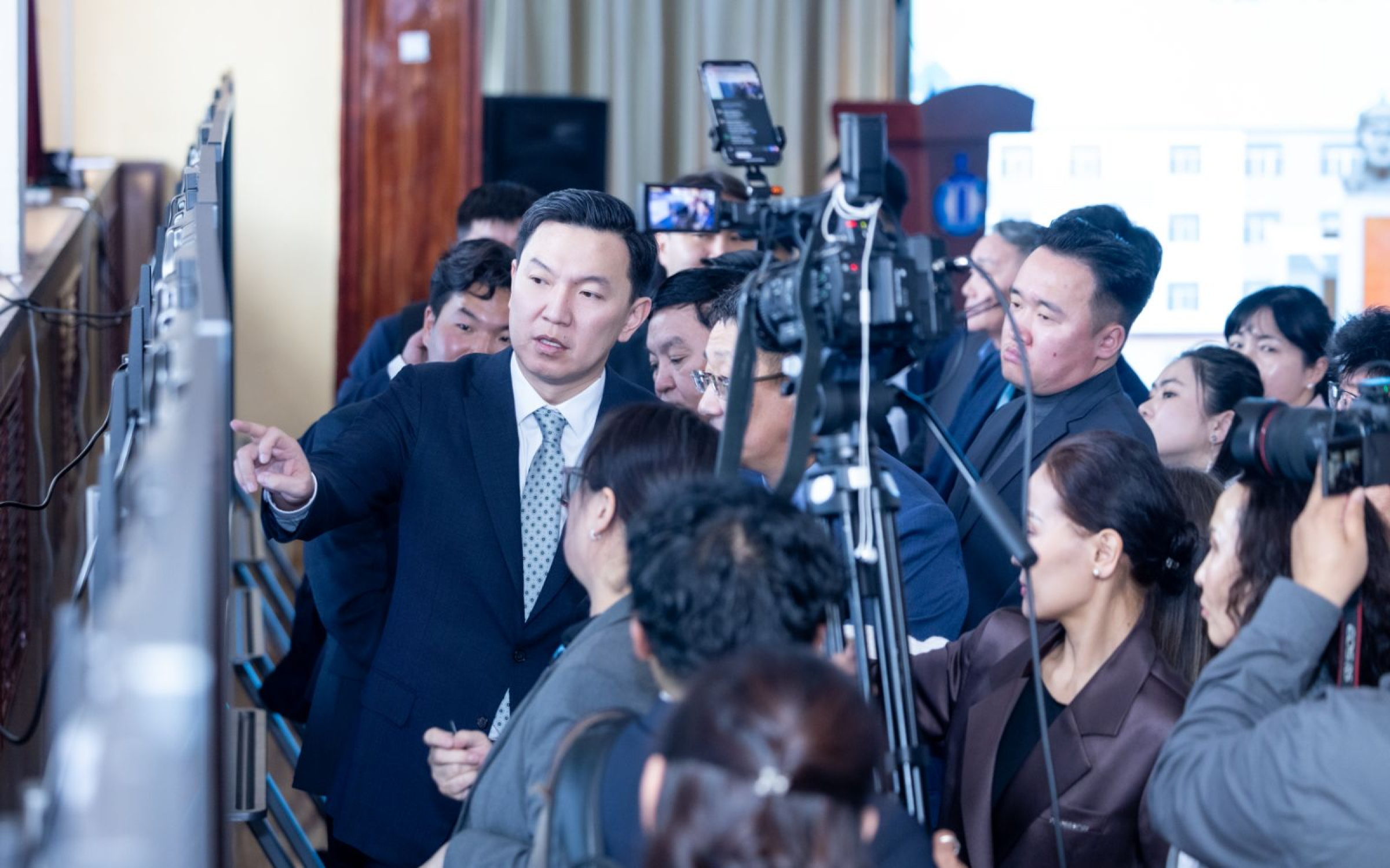 Багш, ажилтнуудын цалингийн асуудлыг Засгийн газрын ирэх долоо хоногийн хуралдаанаар шийдвэрлүүлэхийг Ерөнхий сайд үүрэг болголоо