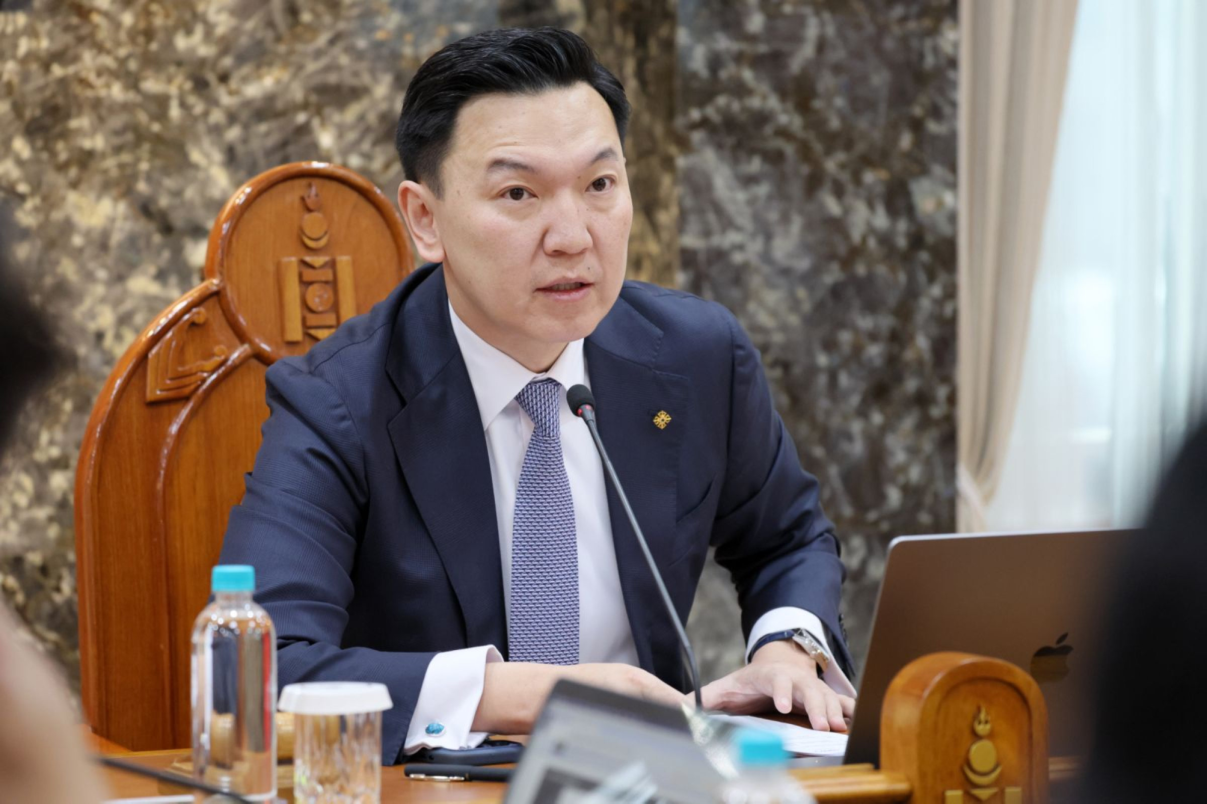 Ерөнхий сайд Н.Учрал эхний шийдвэрээрээ 12100 компанийн дансыг нээлээ