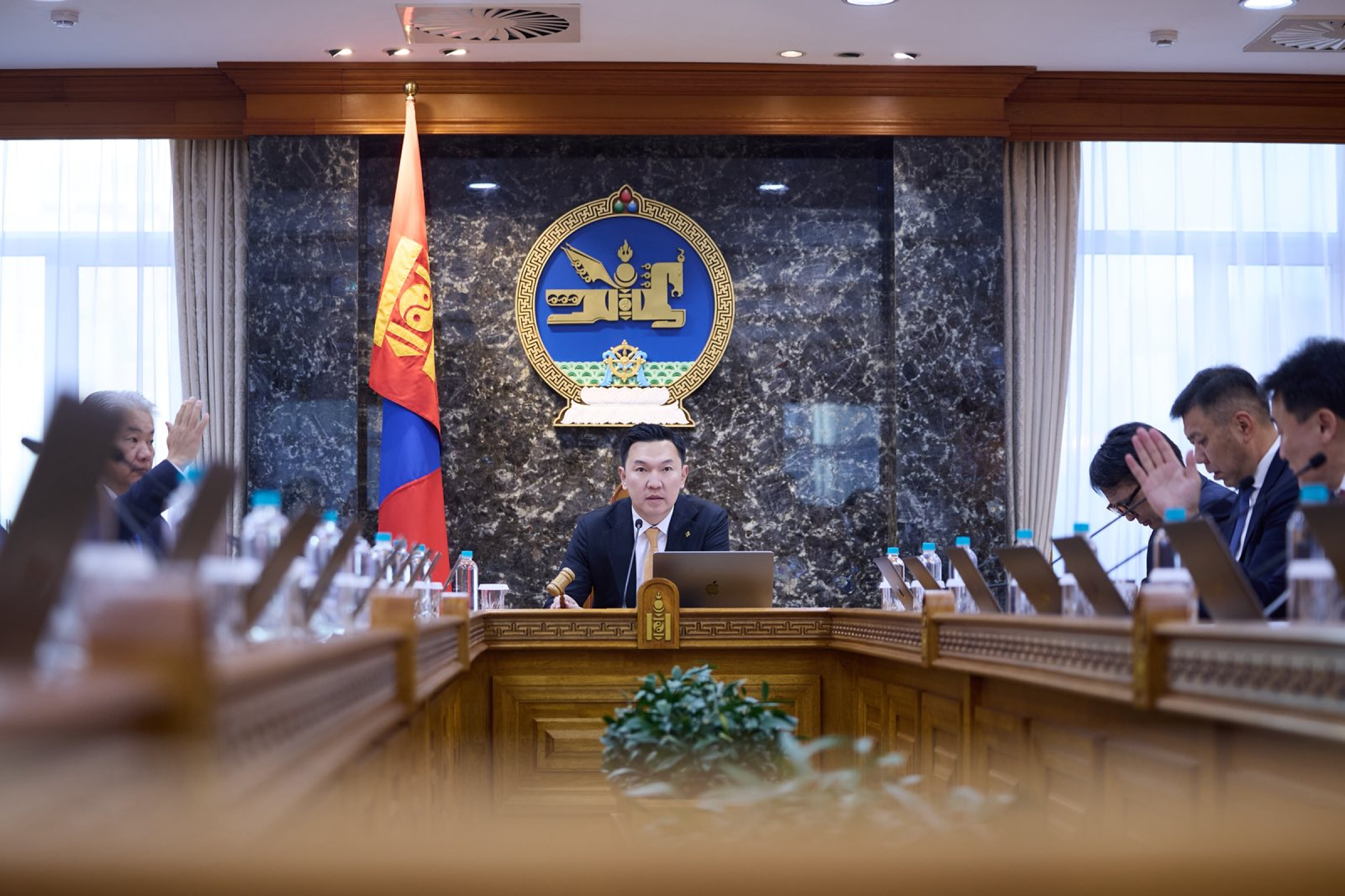 ТОМУУГААР ӨВДСӨН ХҮҮХДЭЭ АСАРЧ БАЙГАА ЭХ, ЭЦЭГ, АСРАН ХАМГААЛАГЧИД ЦАЛИНТАЙ ЧӨЛӨӨ ОЛГОХ, ЭСХҮЛ ЦАХИМААР АЖИЛЛУУЛНА