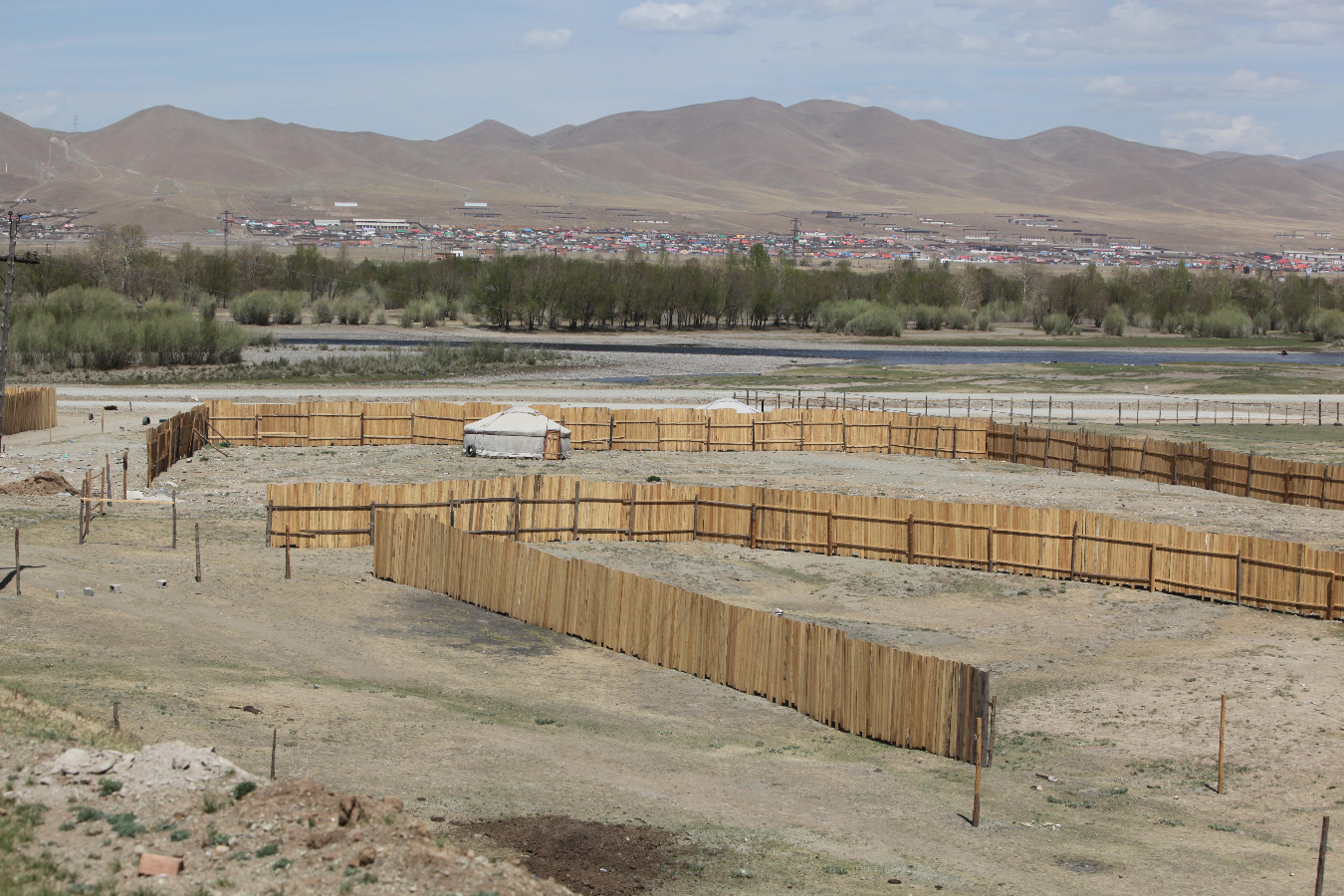 Ундны усны эх үүсвэр дээр буусан өрхүүдийг нүүлгэнэ