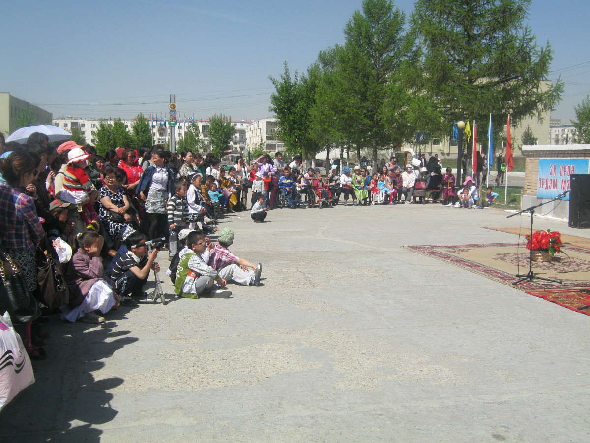 Хөгжлийн бэрхшээлтэй хүүхдүүдийг баярлуулав