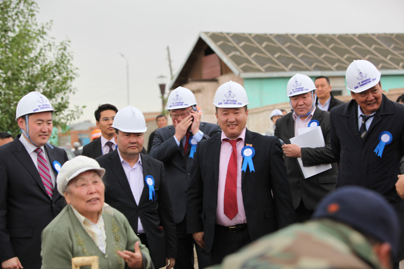 Газраа байраар солих түчээг баянзүрхчүүд эхлүүллээ