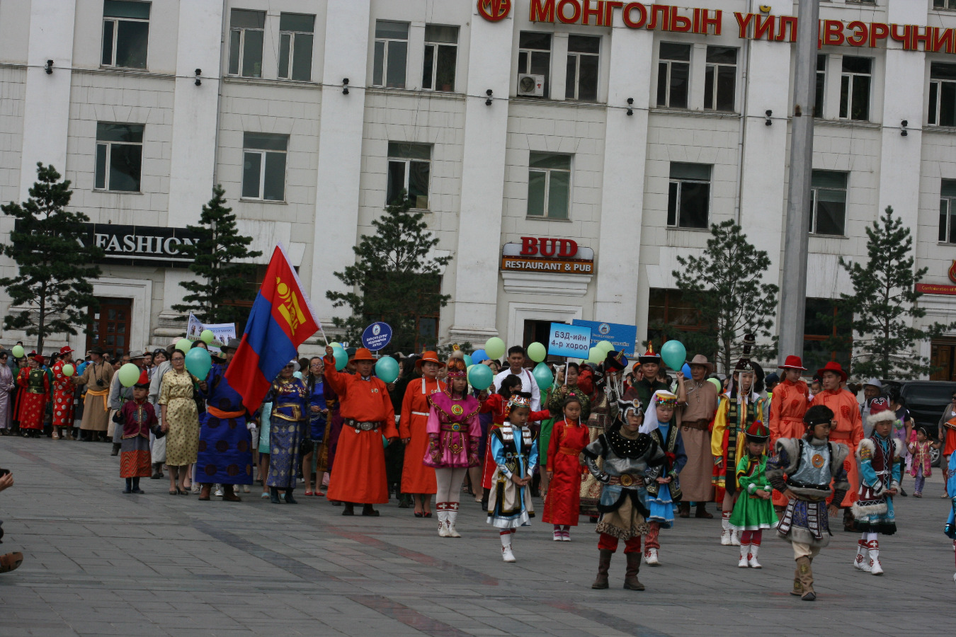 Баянзүрхчүүд дээлээрээ гоёлоо