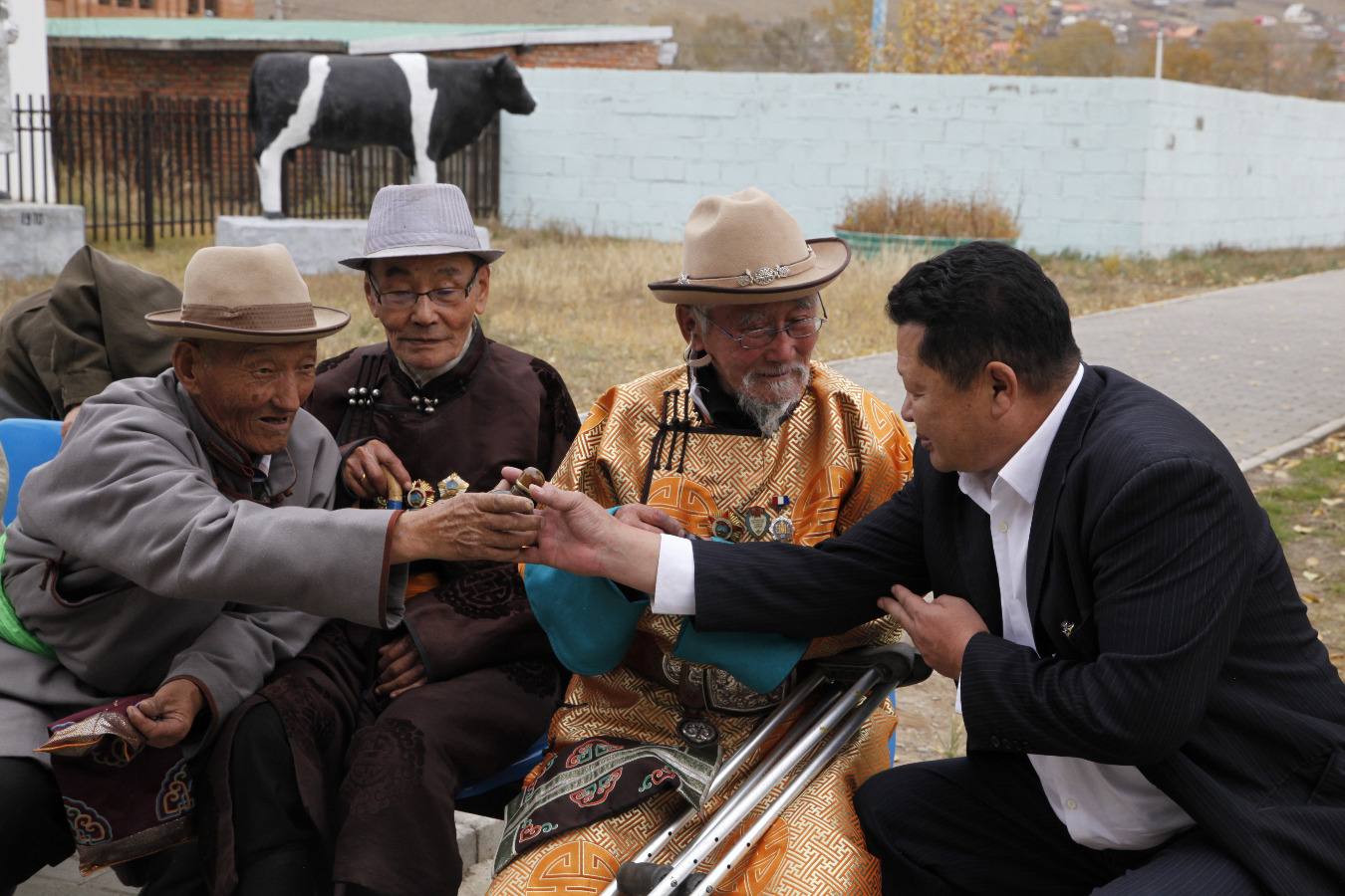 Гачуурт тосгоныхон ахмадуудаа баярлуулав