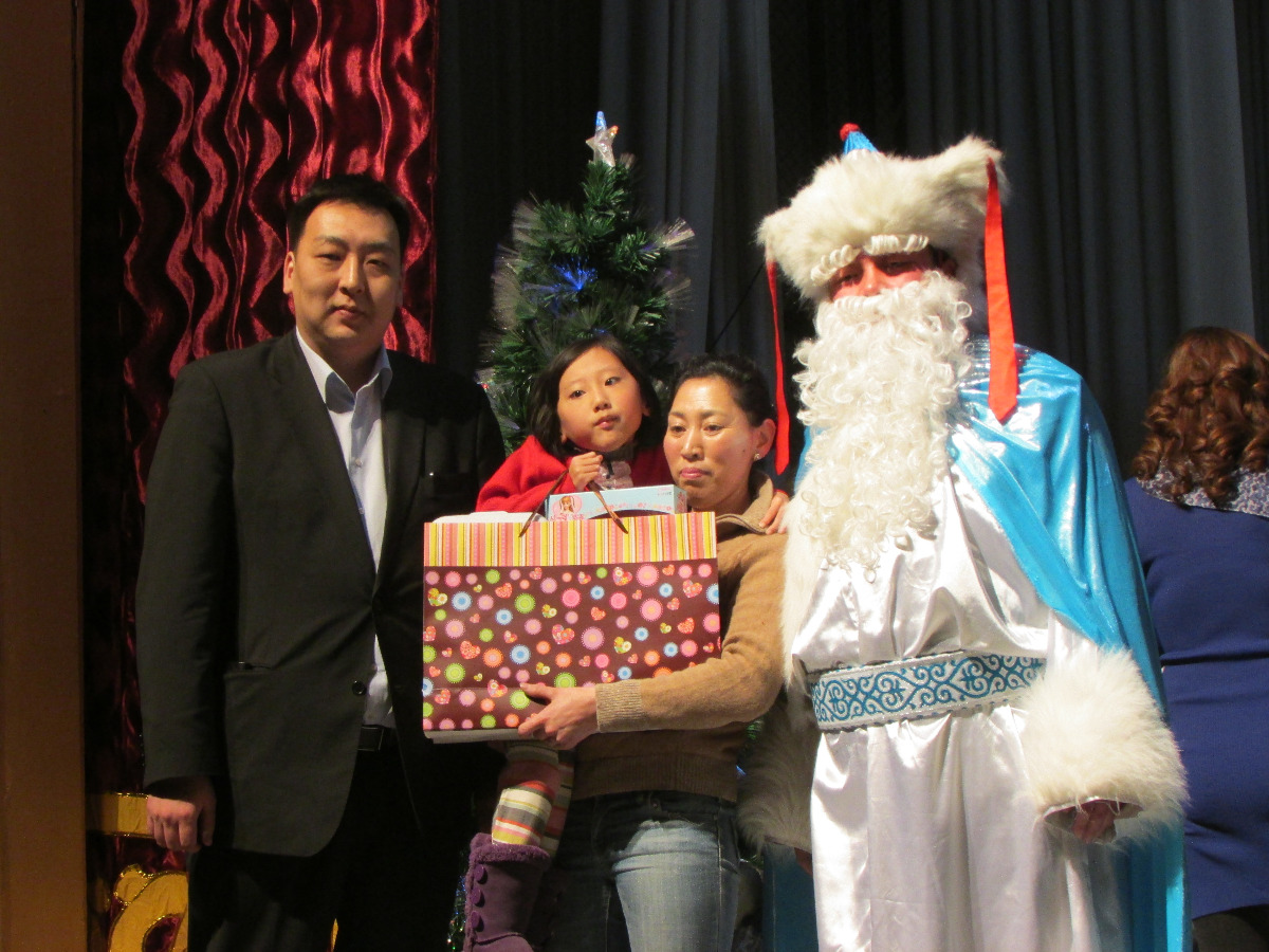 Баянзүрхийн багачууд шинэ жилээ тэмдэглэв