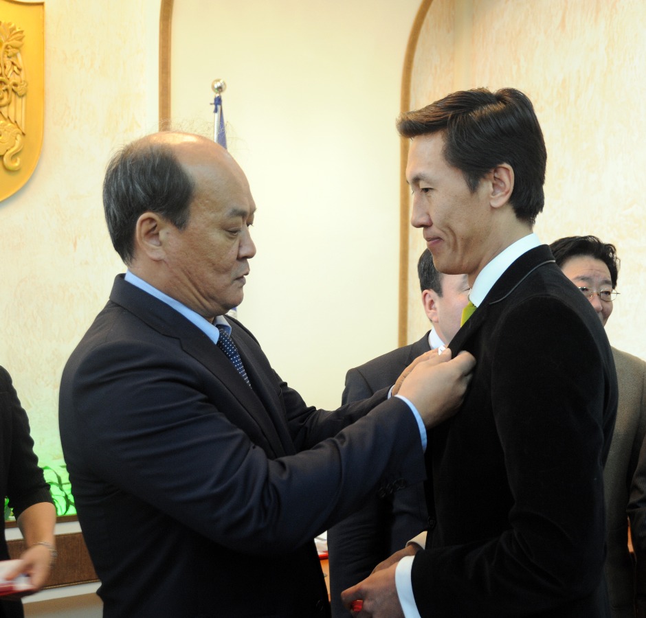 Улс эх орны хөгжилд үнэтэй хувь нэмэр оруулсан иргэд төрийн одон медалиар энгэрээ мялаалаа