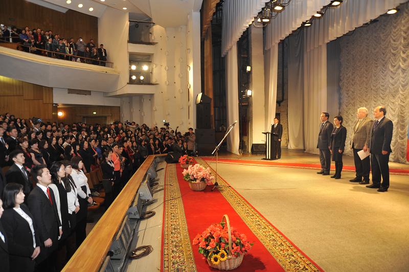 Төрийн 200 албан хаагч тангараг өргөнө.