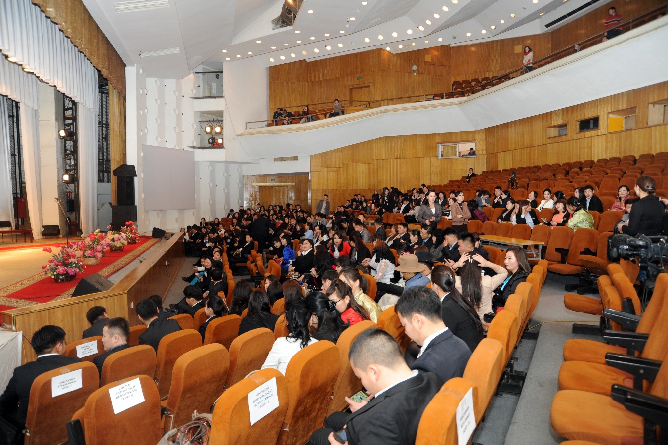 Төрийн 200 гаруй албан хаагч тангараг өргөлөө