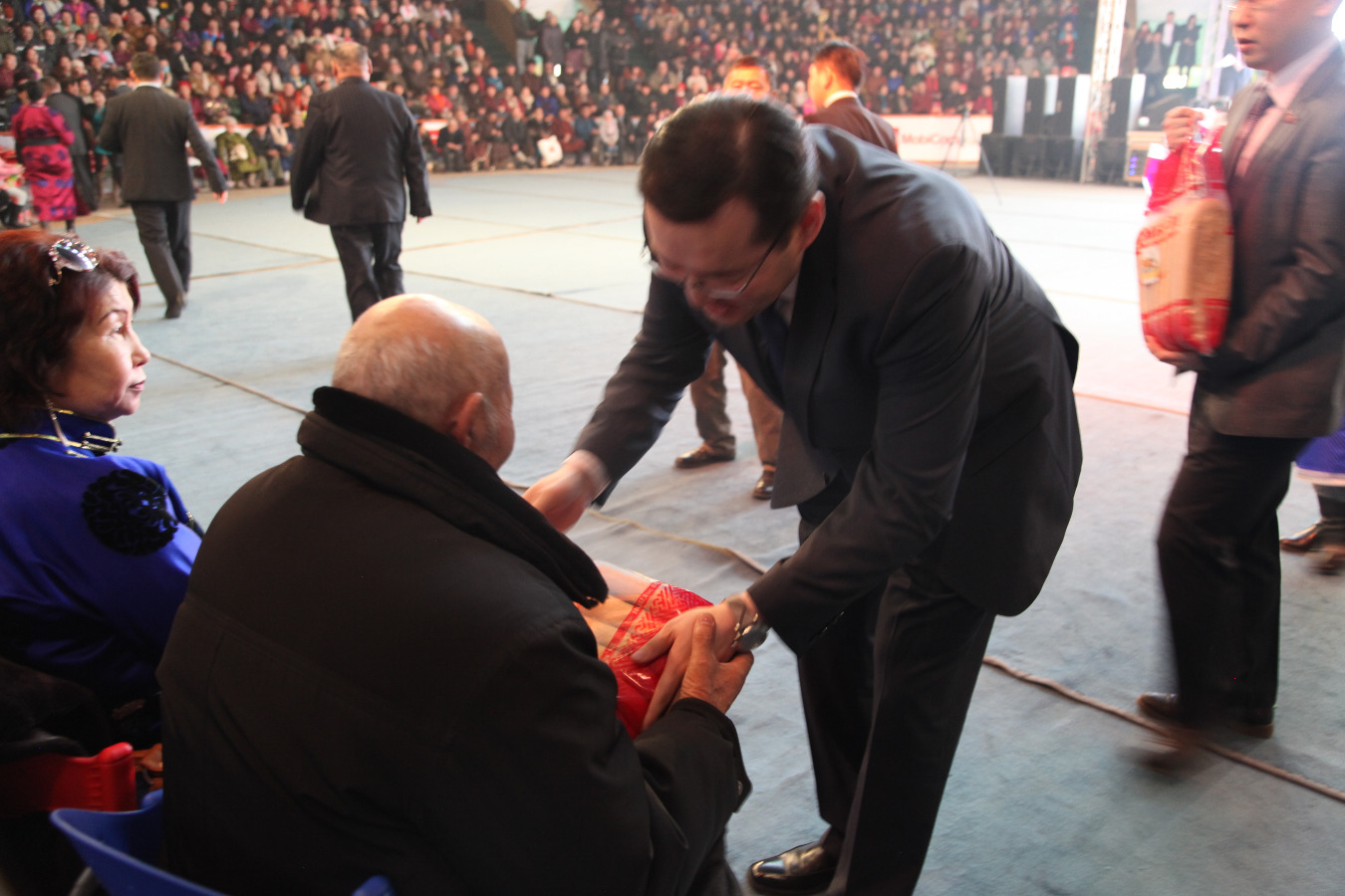 Баянзүрхчүүд ахмадууддаа хүндэтгэл үзүүллээ