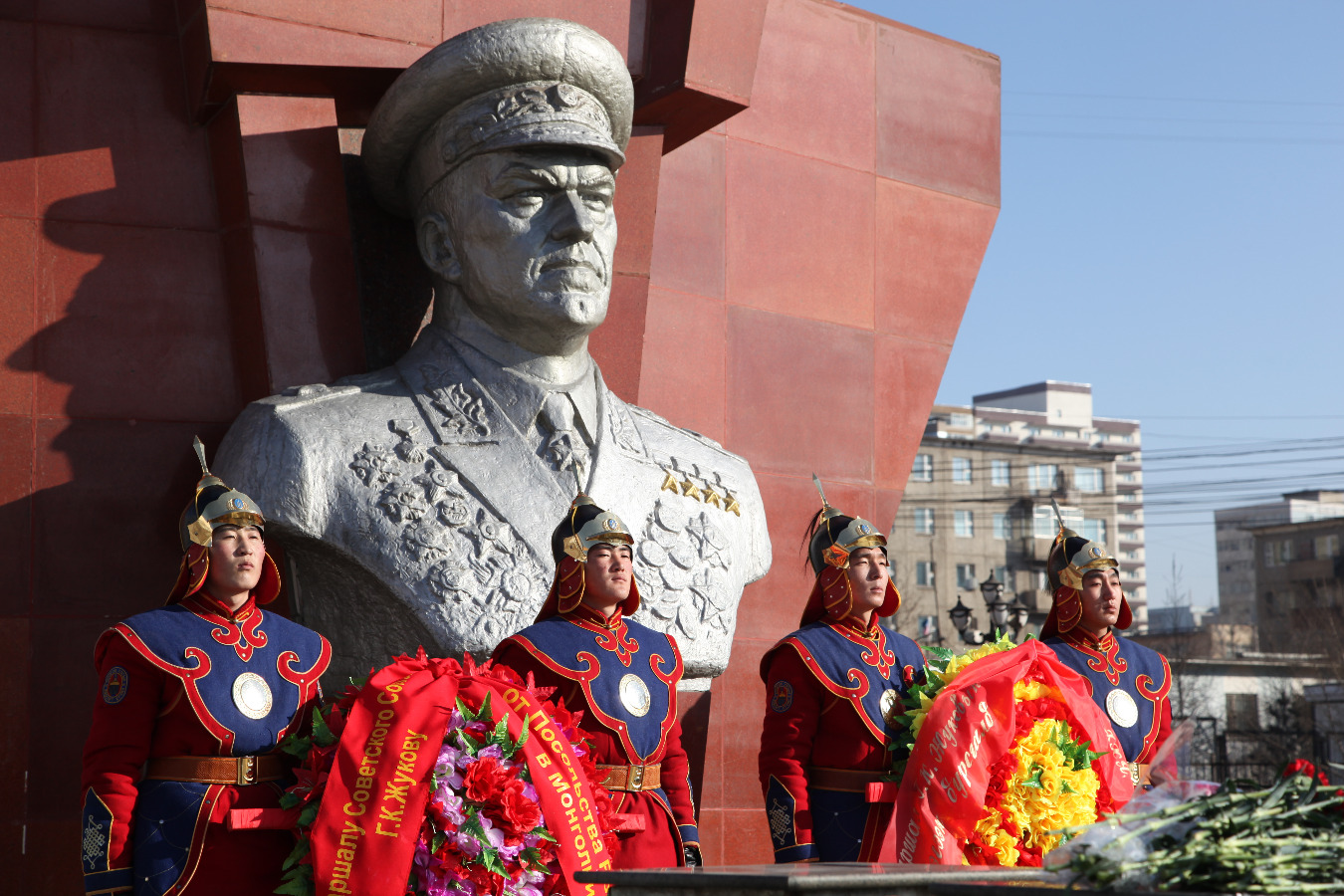 Г.К.Жуковын хөшөөнд цэцэг өргөж, хүндэтгэл үзүүллээ