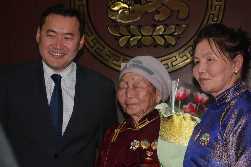 Баянзүрхийн иргэд төрийн одон хүртэв