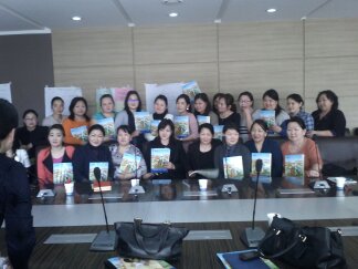 Хороодын нийгмийн ажилтнууд номын дуу сонсов