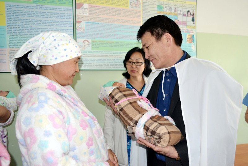 Увс аймгийн Засаг дарга шинэ төрсөн иргэнд хүндэтгэл үзүүллээ