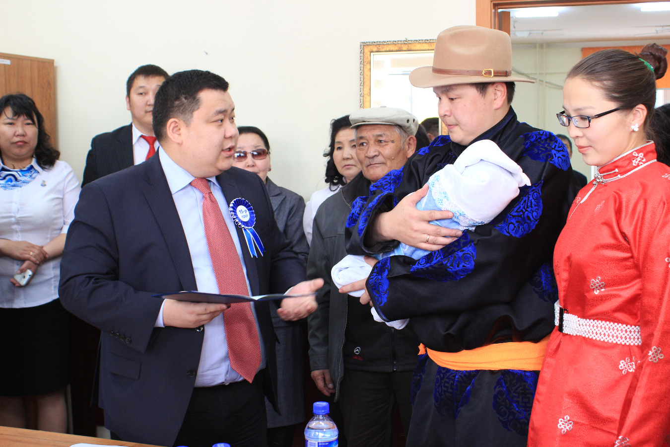 Баянзүрхчүүд бүртгэлийн үйлчилгээг хорооноосоо авч эхэллээ