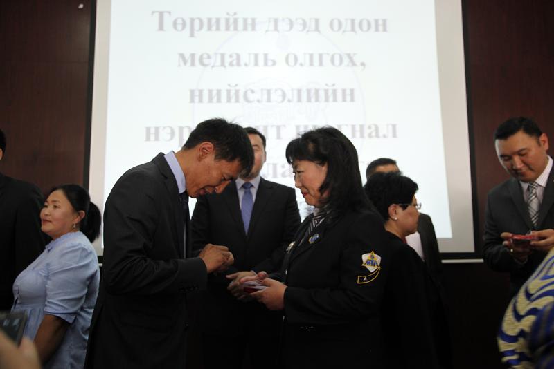 Баянзүрхчүүдэд шагналын хур буулаа