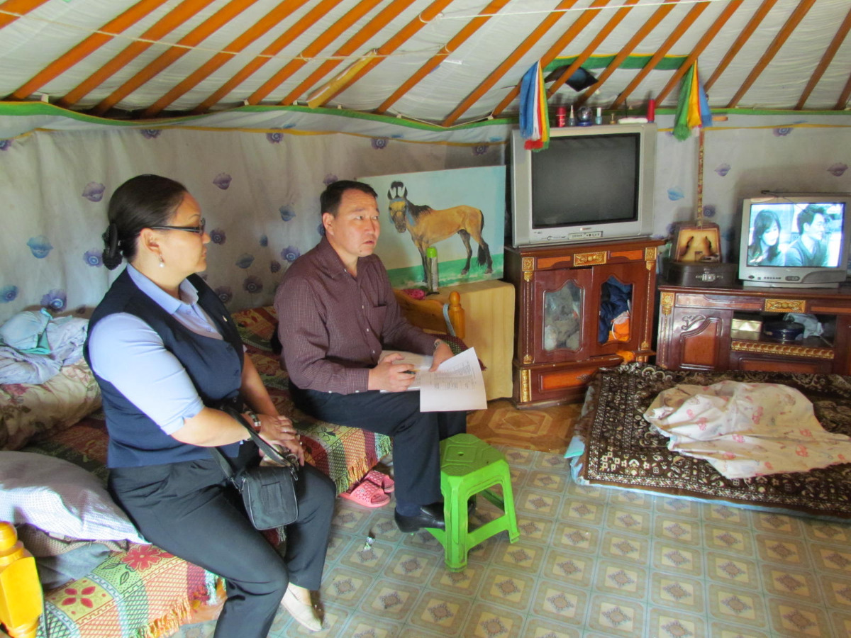 Нийгмийн халамжийн зорилтот бүлгийн өрх, иргэдийн нөхцөл байдлыг газар дээр очиж судаллаа