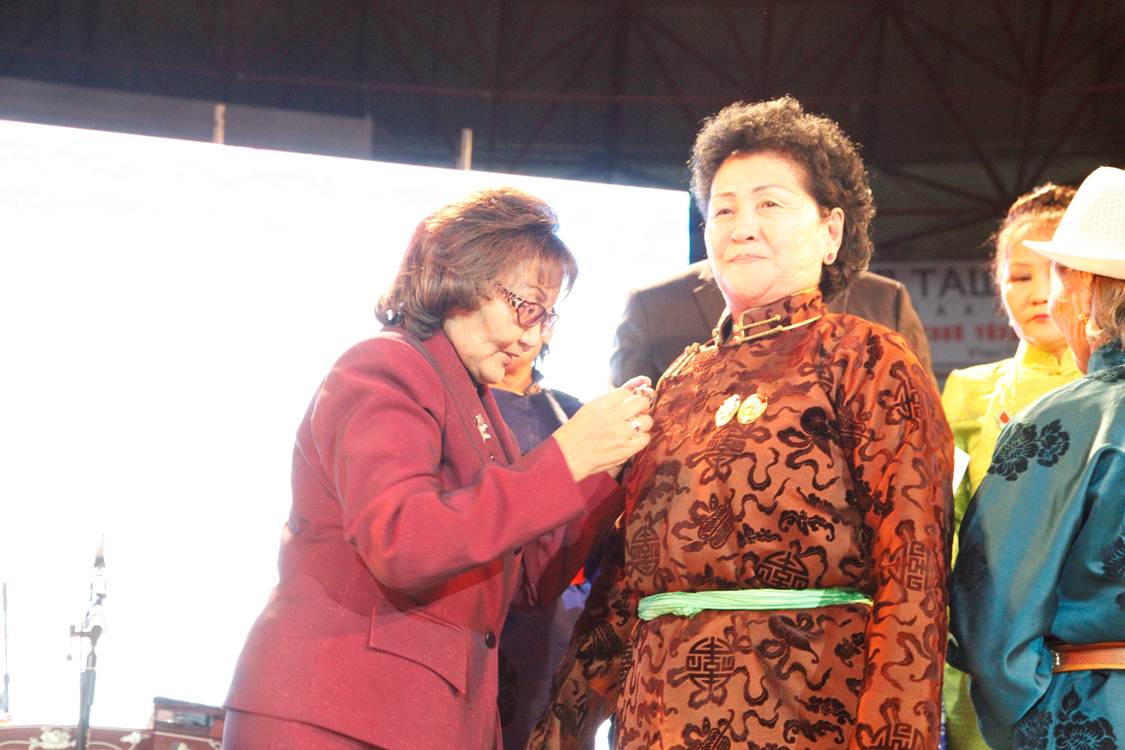 Баянзүрх дүүрэг ахмадууддаа хүндэтгэл үзүүллээ