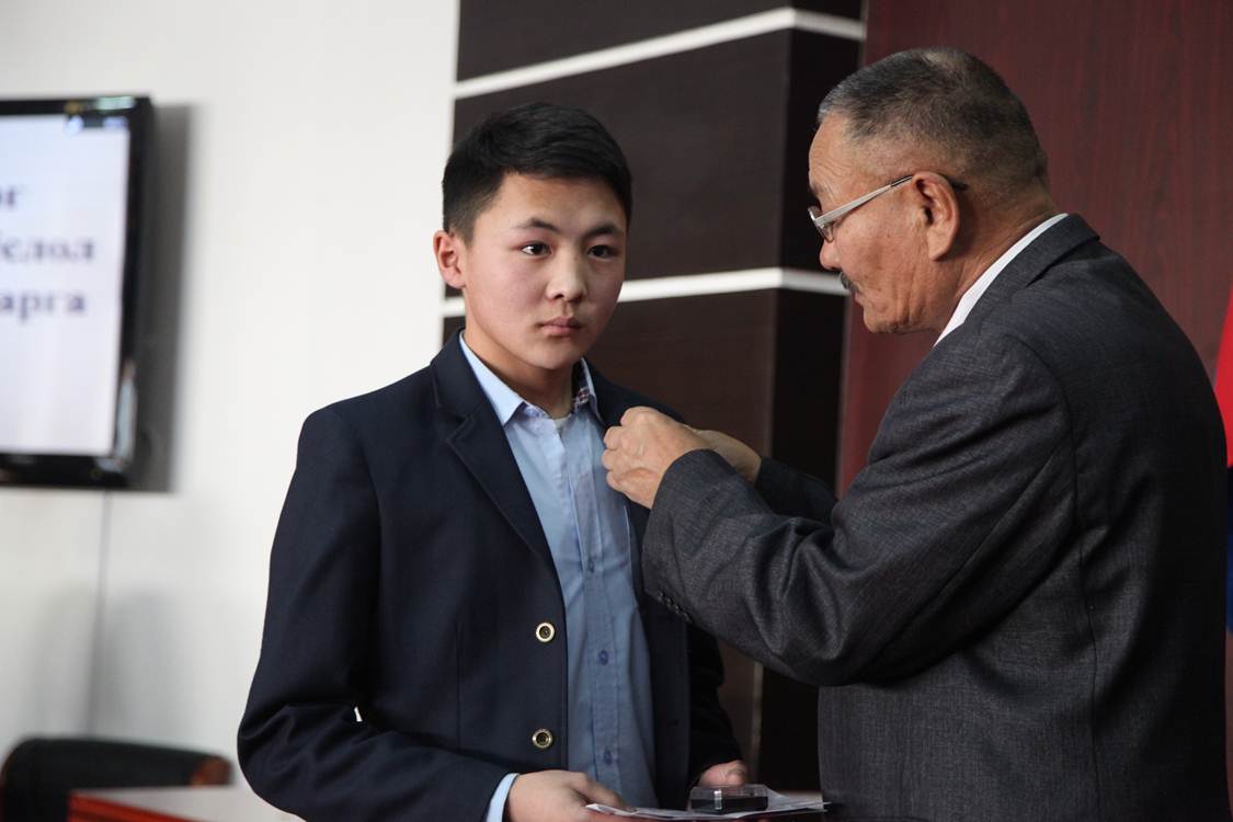 Оны шилдэг оюутан, сурагчид тодров