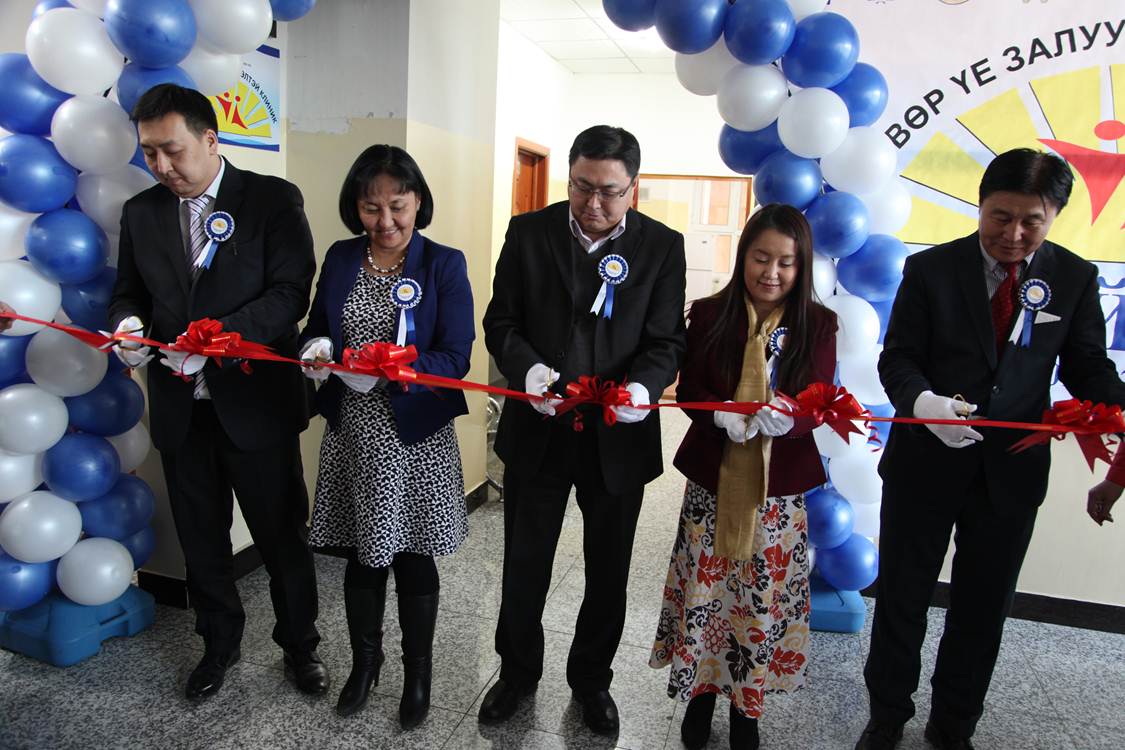 Өсвөр үе залууст ээлтэй эрүүл мэндийн клиниктэй боллоо