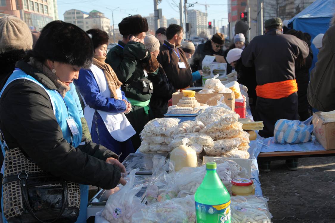 Цагаан идээний үзэсгэлэн худалдаа болж байна