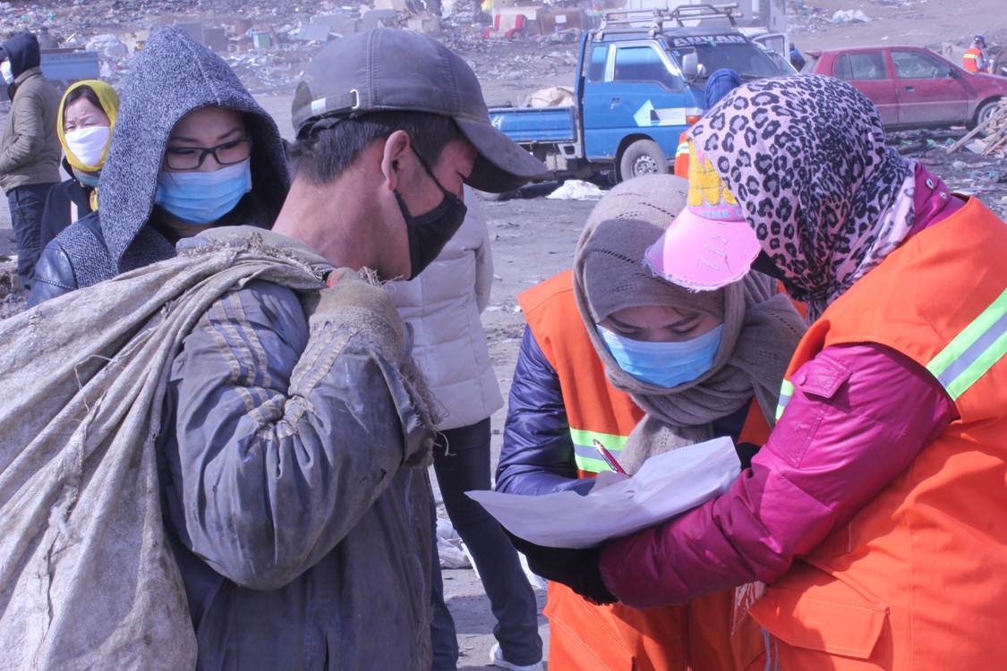 Хогийн цэг дээр ажиллаж байгаа иргэдийг бүртгэлжүүллээ