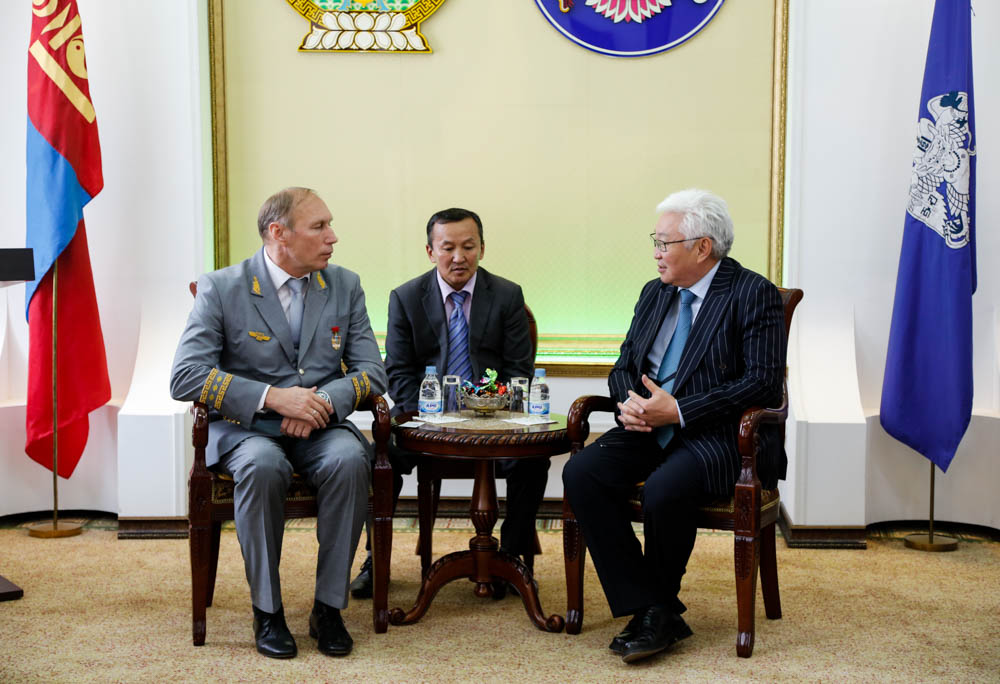 Улаанбаатар төмөр замын 1-р орлогч дарга Игорь Андреевич Домбровскийг нийслэлийн тэргүүний ажилтан цол тэмдгээр шагналаа