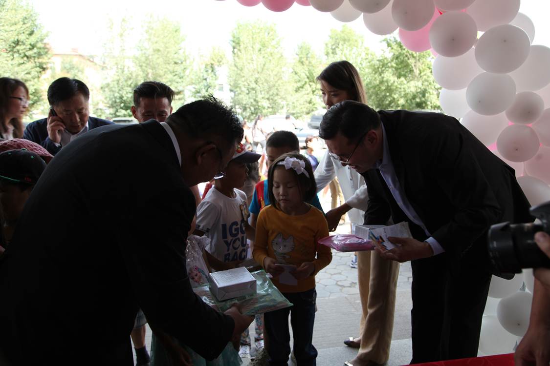 Сурагчдад хичээлийн хэрэгсэл гардуулав