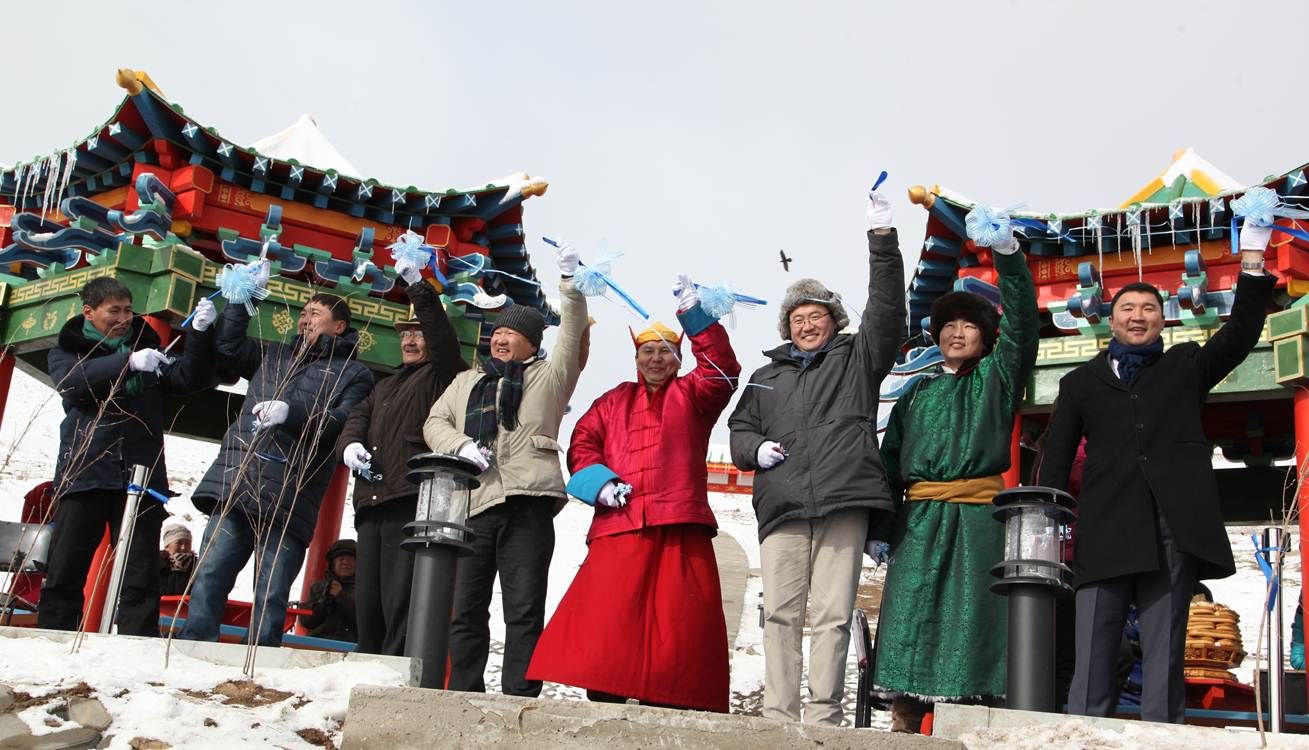 Баянзүрхчүүд хайрханаа тохижууллаа