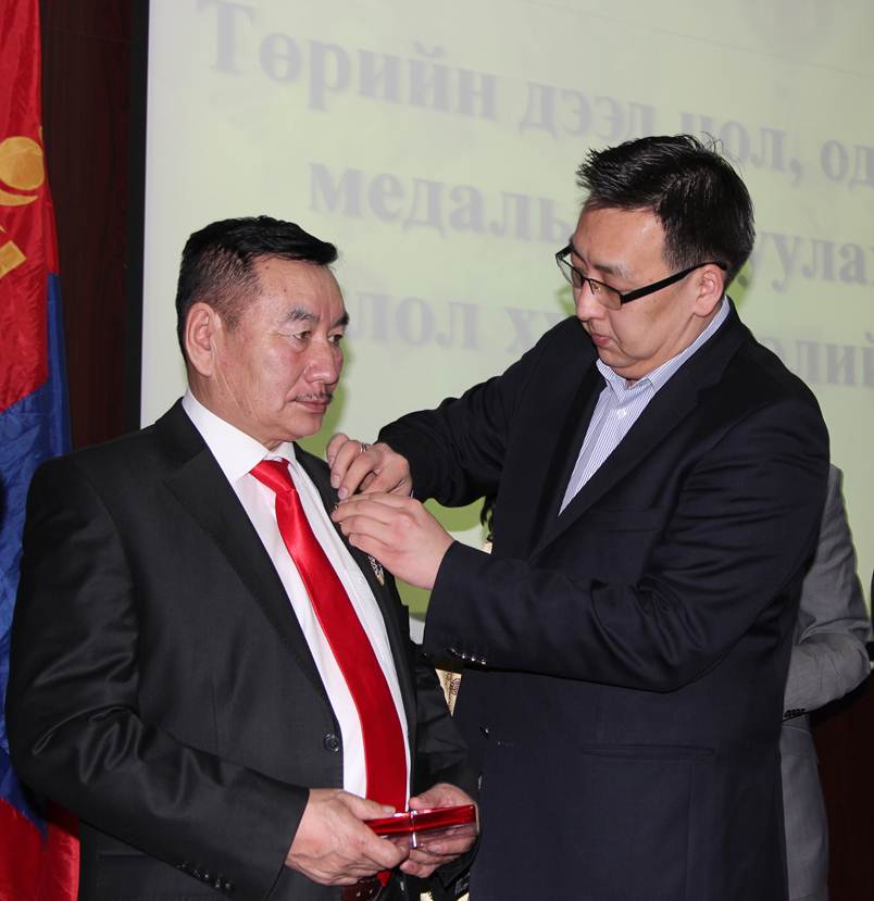 Төрийн дээд одон, медалиар шагнав