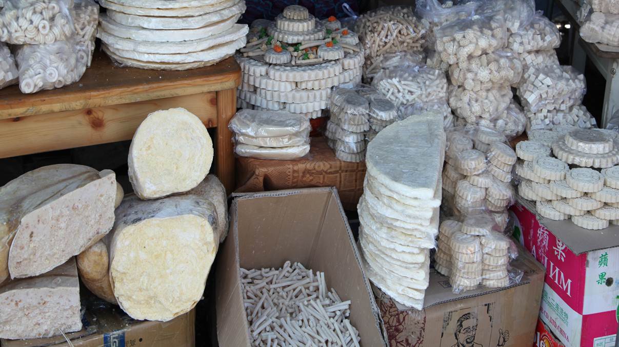 Чулуутынхан 70 тонн цагаан идээгээр нийслэлчүүдийг “дайлж” байна