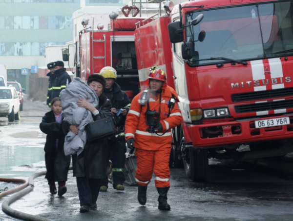 Аврагчид долоон хүнийг галаас аварчээ