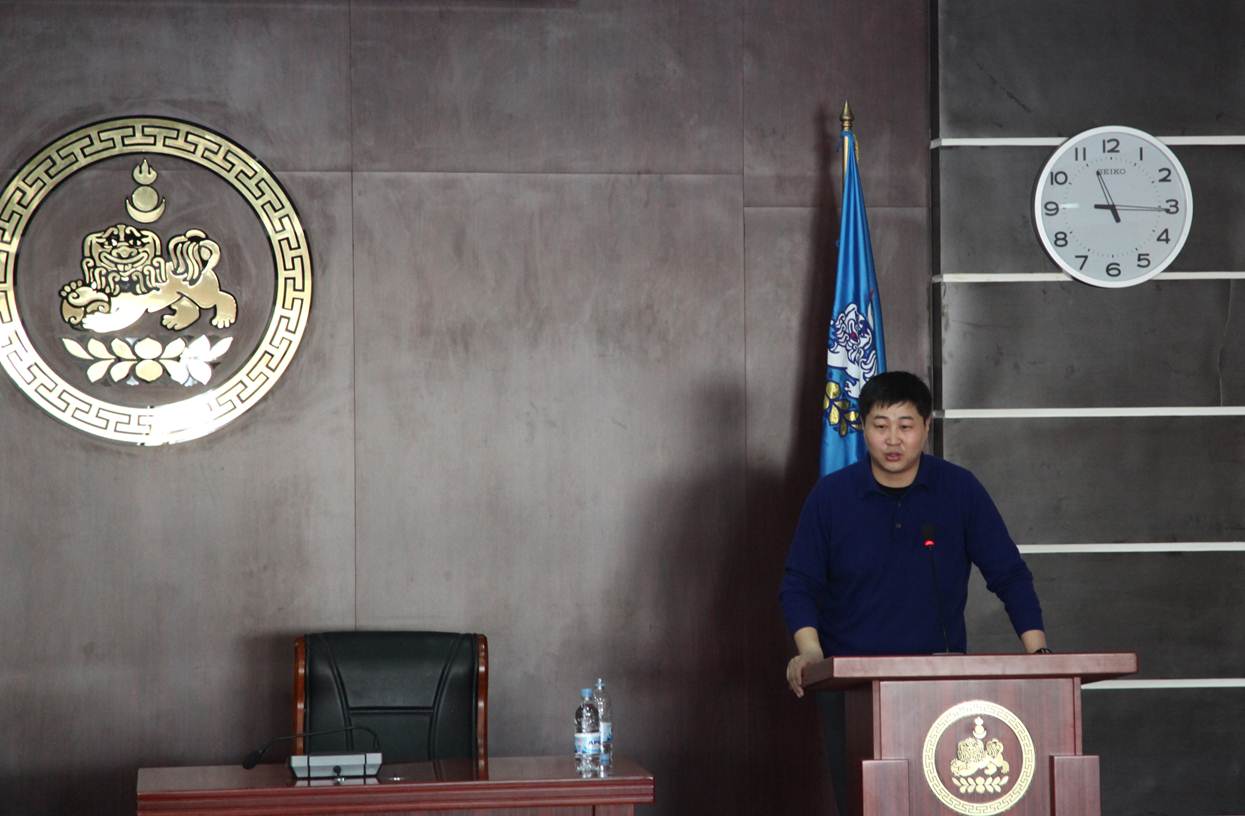 Х.Хатанбаатар дүүргийн албан хаагчдад лекц уншлаа