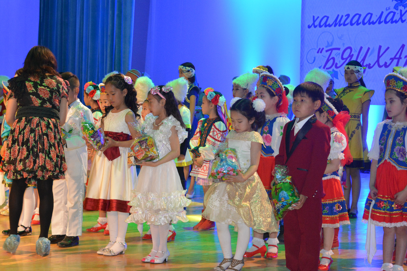 Хөгжлийн бэрхшээлтэй 500 хүүхдийг баярлууллаа