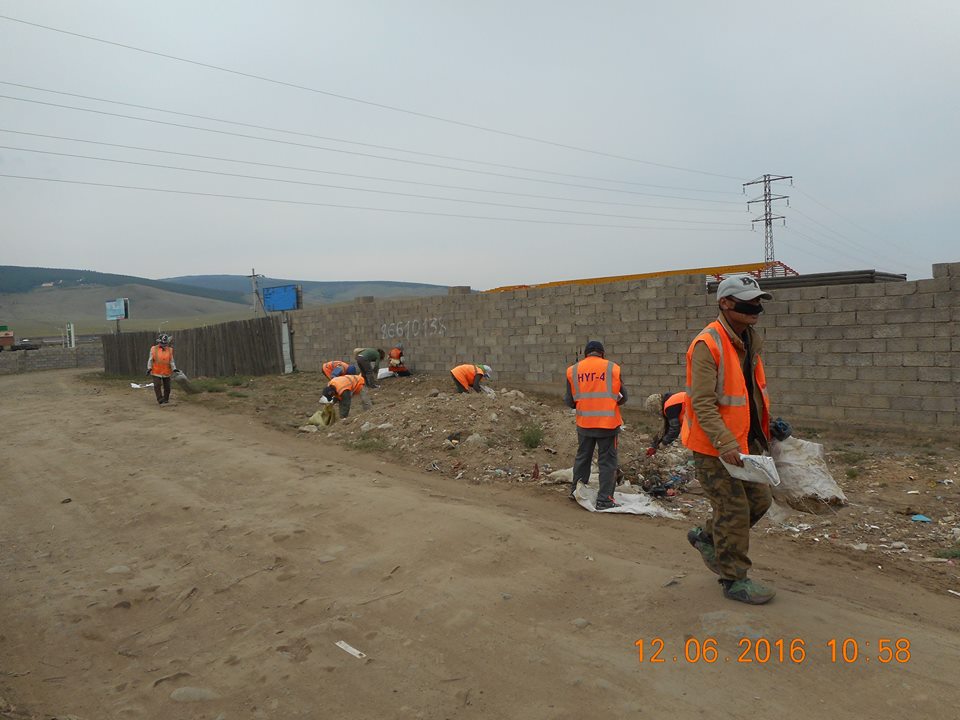 Иргэдийн бүлэг 8 тонн хог цэвэрлэжээ