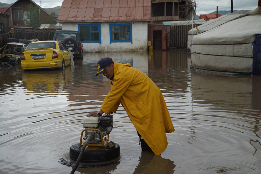 Үерт автсан айлуудын аюулгүй байдлыг ханган ажиллажээ