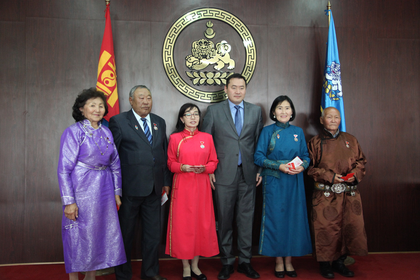 Төрийн дээд одон медаль гардууллаа