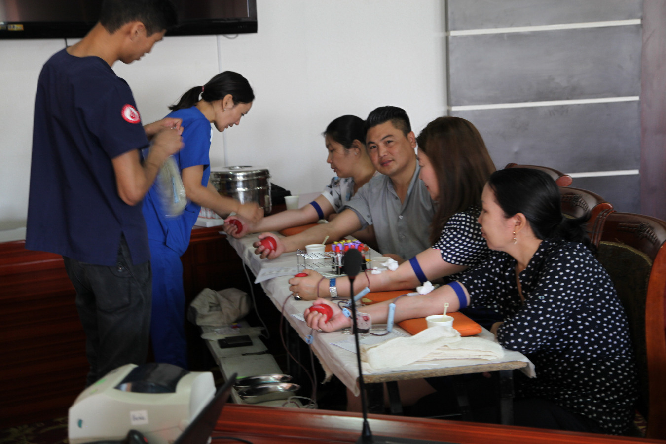 Дүүргийн Тамгын газрын албан хаагчид цусаа бэлэглэлээ