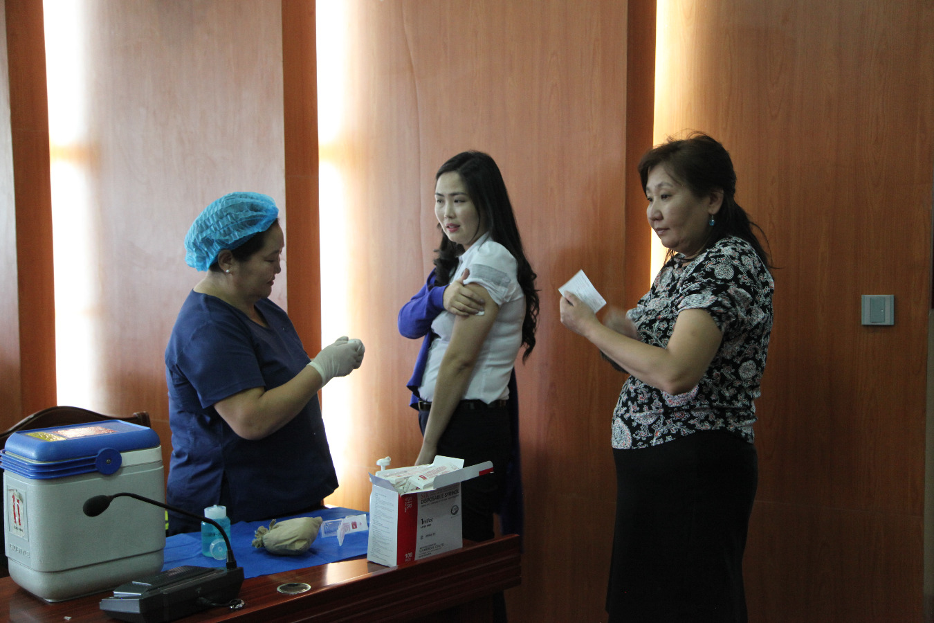 Албан хаагчдыг вакцинд хамрууллаа