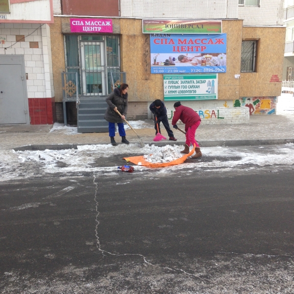 Дүүргийн хэмжээнд 530 аж ахуй нэгж, байгууллага цас цэвэрлэв