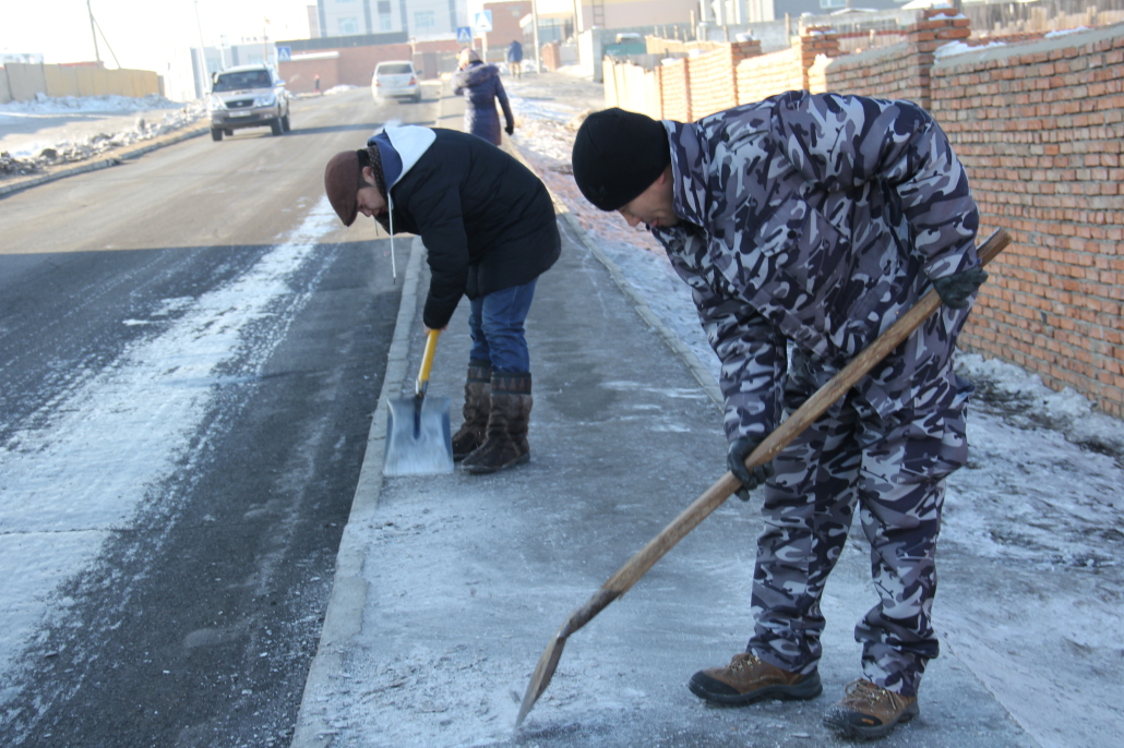 Баянзүрх дүүрэгт 24 тонн цас хайлуулах бодис цацав