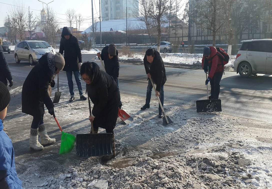 Халтиргаа, гулгаа үүсдэг газруудад давс хадгалах цэг байгуулав