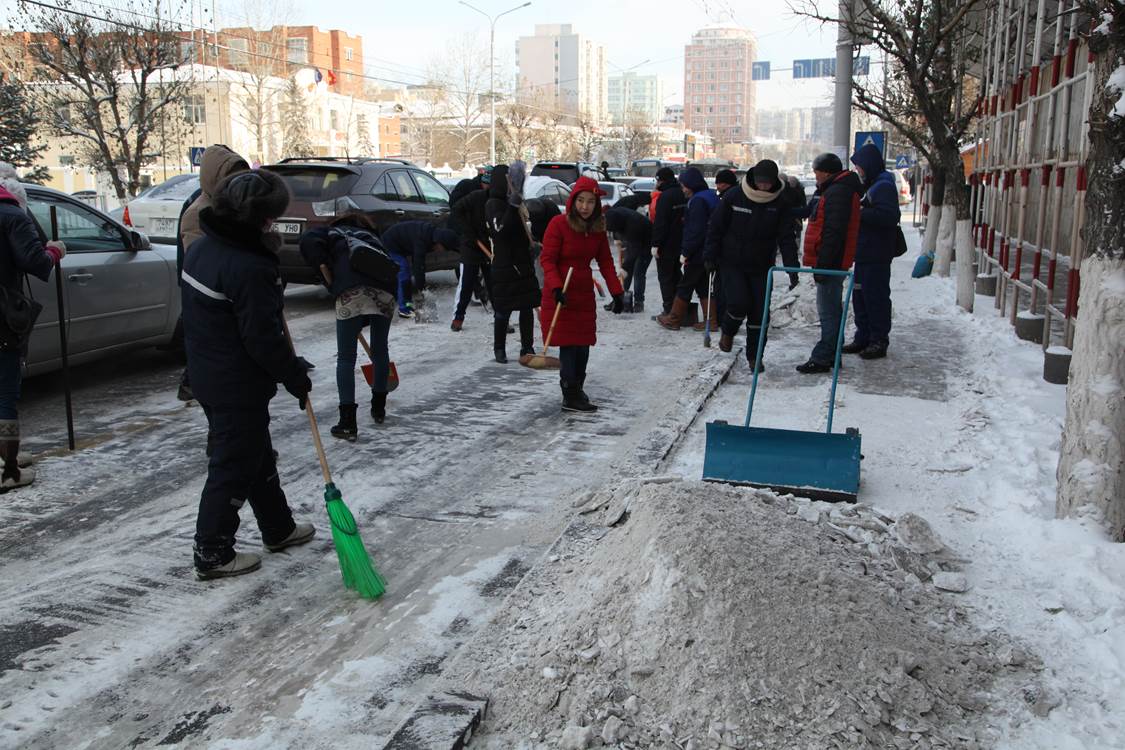Баянзүрхчүүд 10,630 метр квадрат талбайн цас, мөсийг цэвэрлэлээ