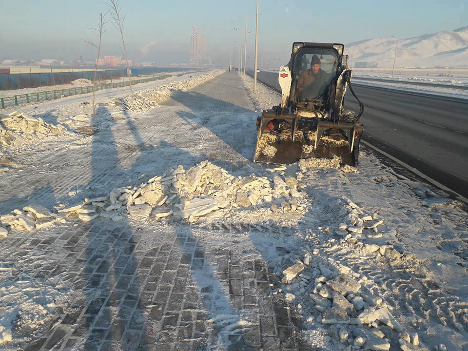Наадамчдын замын явган хүний 7км замын цасыг цэвэрлэлээ