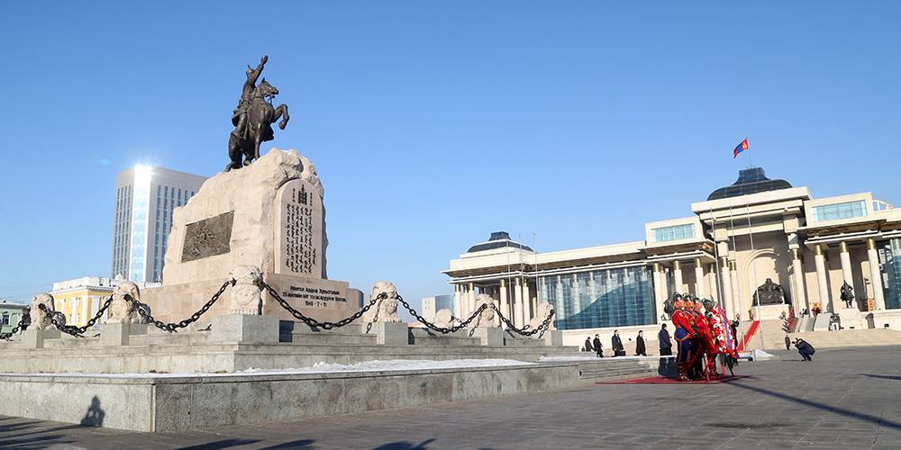 Ц.Сандуй тэргүүтэй нийслэлийн удирдлагууд хүндэтгэл үзүүллээ