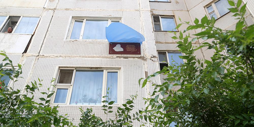 Төр, нийгмийн нэрт зүтгэлтэн Мэндийн Зэнээ агсаны хүндэтгэлийн самбарыг шинэчлэн байрлууллаа