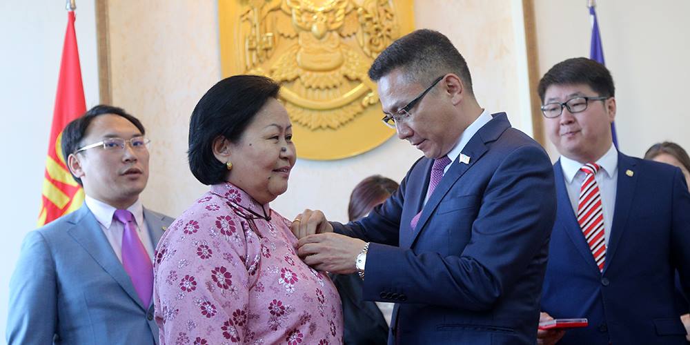 Төрийн дээд одон медаль гардуулав