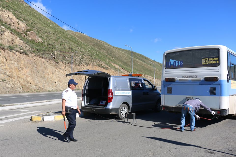 Нийслэлийн Тээврийн газраас автобуснуудын утаанд хэмжилт, шалгалт хийж байна