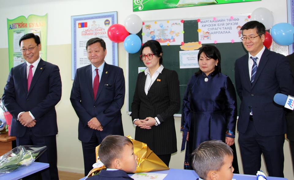 Ерөнхий сайд болон бусад албаныхан 3 дугаар сургуулийн хичээлийн шинэ жилийн нээлтэд оролцлоо