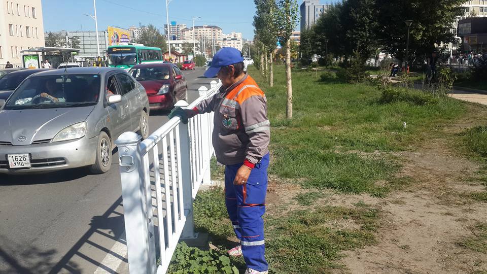 Нийтийн эзэмшлийн гудамж талбайн тоноглолыг угааж өнгө үзэмжийг сайжрууллаа