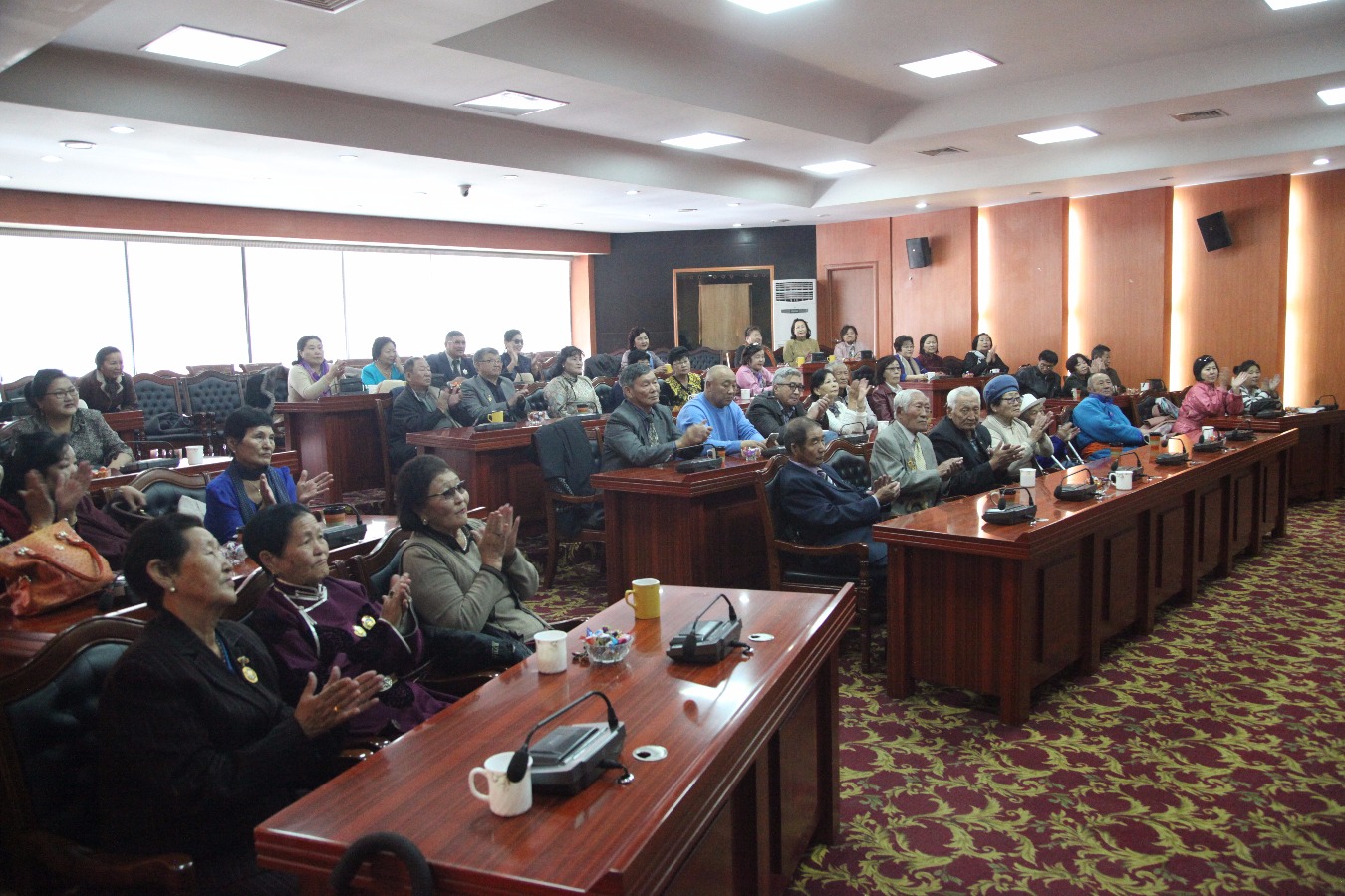 Ахмад ажилтнууддаа хүндэтгэл үзүүллээ